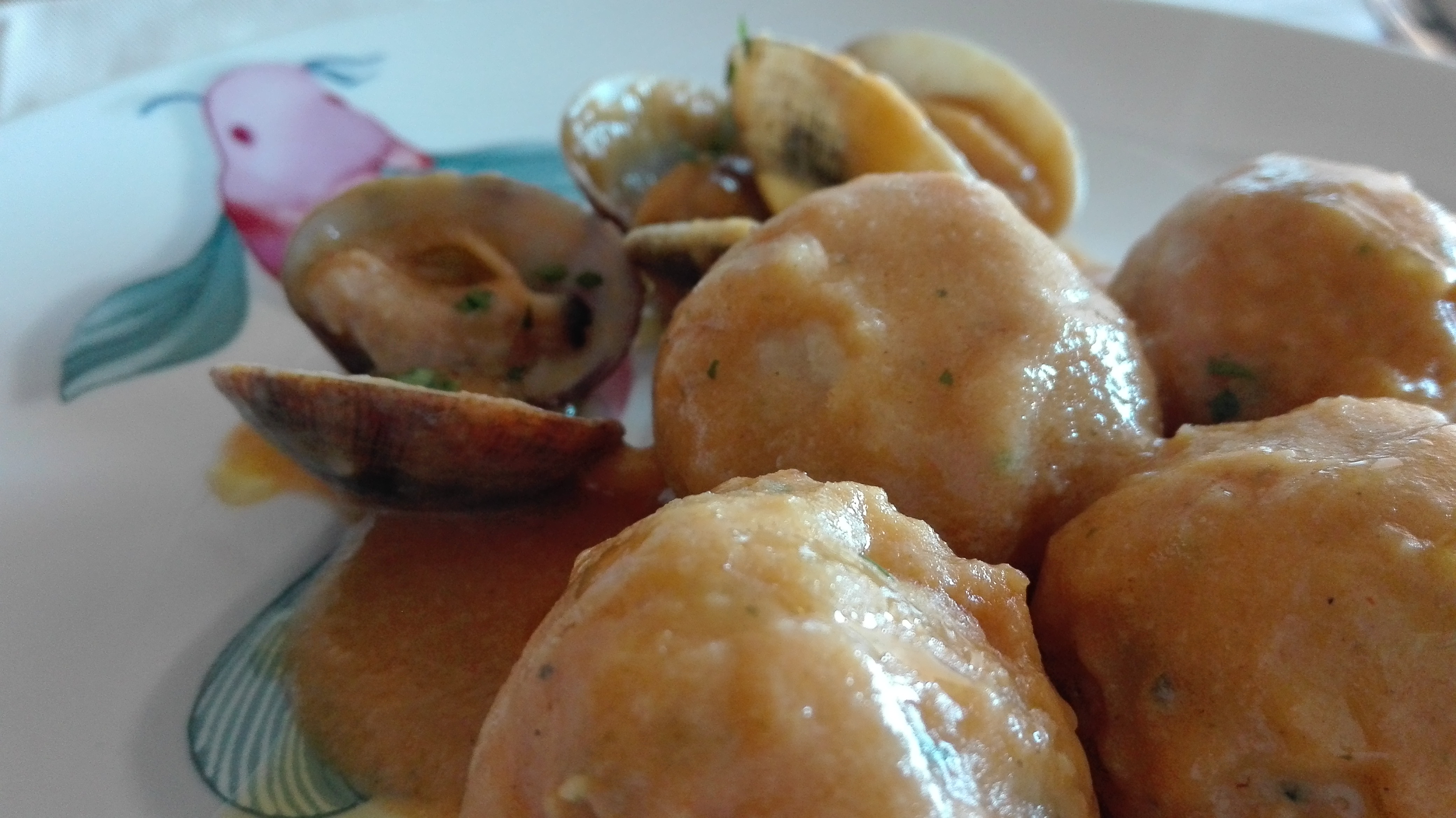 Deliciosas albóndigas de rape y langostinos